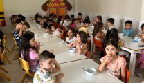 Minik öğrencilere aşure ikramı
