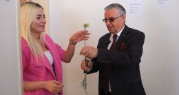 Başkandan Topaloğlu’ndan sağlık çalışanlarına karanfil