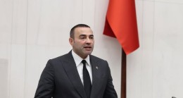 CHP’li Aykut Kaya’dan Yörükler İçin TBMM’ye Çağrı: “Sorunlar Araştırılmalı, Çözüm İçin Adım Atılmalı”* CHP Antalya Milletvekili Aykut Kaya, Yörüklerin karşı karşıya olduğu ekonomik, sosyal ve kültürel sorunların araştırılması ve çözüm önerileri geliştirilmesi amacıyla TBMM’ye Meclis Araştırma Önergesi sundu. Ayrıca, Yörüklerin hayvancılık, eğitim, sağlık ve sosyal güvence konularındaki sorunlarına yönelik ilgili bakanlıkların yanıtlaması için Yazılı Soru Önergeleri verdi. “Yörük Kültürü ve Geçim Kaynakları Tehlikede” Kaya, Meclis’e sunduğu Araştırma Önergesinde, Yörüklerin hem ekonomik hem de sosyal açıdan büyük zorluklarla mücadele ettiğini, geleneksel yaşam biçimlerinin tehdit altında olduğunu belirterek, şu başlıklara dikkat çekti: ✅ Mera ve Otlakiyeye Erişim: Yörüklerin yaylak ve kışlak alanlarına erişimde zorluk yaşadığı, orman idaresiyle arazi kullanımına dair anlaşmazlıklar bulunduğu, geleneksel göç yollarının kapatıldığı vurgulandı. Kaya, mevzuatta Yörüklerin haklarını koruyacak düzenlemeler yapılması gerektiğini belirtti. ✅ Yem ve Hayvancılık Destekleri: Artan yem fiyatları ve yetersiz devlet desteklerinin Yörükleri hayvancılığı bırakmaya zorladığını belirten Kaya, hayvan başı desteklerin artırılması, afet bölgelerinde özel teşviklerin sağlanması ve bölgesel destek politikalarının geliştirilmesi gerektiğini vurguladı. ✅ Sosyal Güvence Eksikliği: Konar-göçer yaşam süren birçok Yörük ailesinin düzenli bir gelir kaynağına sahip olmadığı için sosyal güvence kapsamı dışında kaldığını belirten Kaya, SGK primlerinin devlet tarafından karşılanması veya özel prim teşvikleri sağlanması gerektiğini dile getirdi. ✅ Eğitimde Erişim Sorunu: Mevsimsel göç nedeniyle Yörük çocuklarının okula düzenli devam edemediğini, gezici öğretmen uygulamasının yeniden hayata geçirilmesi ve uzaktan eğitim olanaklarının artırılması gerektiğini vurguladı. ✅ Sağlık Hizmetlerine Erişim: Yaylalarda ve kırsal bölgelerde yaşayan Yörüklerin gezici sağlık hizmetlerine erişimde ciddi sorunlar yaşadığını, sağlık taramalarının yaygınlaştırılması ve mobil sağlık ekiplerinin artırılması gerektiğini belirtti. ✅ Kültürel Mirasın Korunması: Yörük kültürünün yok olma tehlikesiyle karşı karşıya olduğunu belirten Kaya, bu kültürün kayıt altına alınması, UNESCO Somut Olmayan Kültürel Miras Listesi’ne dahil edilmesi ve geleneksel festivallere devlet desteği sağlanması gerektiğini ifade etti. “*Bakanlıklar Harekete Geçmeli*” Kaya, Meclis Araştırma Önergesinin yanı sıra ilgili bakanlıkların yanıtlaması için Yörüklerin sorunlarıyla ilgili beş ayrı Yazılı Soru Önergesi sundu.  • Kültürel mirasın korunması ve Yörük kültürünün UNESCO listesine alınması için yapılan çalışmalar nelerdir?  • Yaylak ve kışlak alanlarının kullanımına dair Yörüklerin haklarını koruyacak düzenlemeler yapılacak mıdır?  • Artan yem fiyatları ve hayvancılık maliyetleri nedeniyle Yörüklere sağlanan destekler artırılacak mıdır?  • Yörük çocuklarının eğitimden geri kalmaması için gezici öğretmen modeli yeniden hayata geçirilecek midir?  • Sağlık Bakanlığı, yaylalarda ve kırsal alanlarda yaşayan Yörüklere yönelik gezici sağlık hizmetlerini artıracak mıdır? “*Yörüklerimiz İçin Somut Adımlar Atılmalı*” Yörüklerin Türkiye’nin kültürel ve ekonomik mirasının önemli bir parçası olduğunu vurgulayan Kaya, devletin bu topluluklara yönelik destekleri artırması ve sorunlarını çözmek için somut adımlar atması gerektiğini ifade etti. “Yörüklerimiz sadece kültürel mirasımızın değil, hayvancılık ve kırsal üretimin de temel taşıdır. Ancak bugün birçok alanda büyük sıkıntılarla mücadele ediyorlar. Devlet, onların haklarını koruyacak düzenlemeleri yapmalı, destekleri artırmalı ve sosyal güvencelerini sağlamalıdır. TBMM’ye sunduğumuz araştırma önergesi ve soru önergeleriyle bu konunun takipçisi olacağız.” CHP’li Kaya, sürecin yakından takip edileceğini belirterek, hükûmeti Yörüklerin sorunlarına yönelik hızlı ve kalıcı çözümler üretmeye çağırdı.