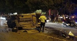 Antalya da Takla atan otomobil karşı şeritten gelen aracın üzerine düştü: 3 yaralı