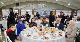 Finike Kaymakamı Musa Kazım Çelik , şehit yakınları gaziler, yetim ve öksüz çocukları ile ailelerini Portakal çiçeği Düğün Salonunda  iftar yemeğinde ağırladı.