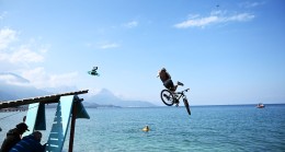 Kemer de Gökyüzünden denize pedal çevirdiler