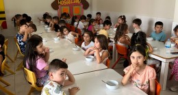 Minik öğrencilere aşure ikramı