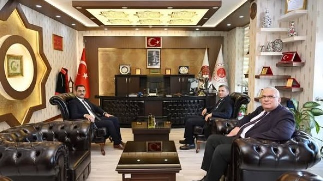 Antalya Valisi Hulisi Şahin Kumluca .Cumhuriyet Başsavcısı Gökhan Kıymacı’yı makamında ziyaret etti.