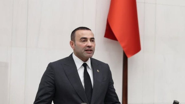 CHP’li Aykut Kaya’dan Yörükler İçin TBMM’ye Çağrı: “Sorunlar Araştırılmalı, Çözüm İçin Adım Atılmalı”* CHP Antalya Milletvekili Aykut Kaya, Yörüklerin karşı karşıya olduğu ekonomik, sosyal ve kültürel sorunların araştırılması ve çözüm önerileri geliştirilmesi amacıyla TBMM’ye Meclis Araştırma Önergesi sundu. Ayrıca, Yörüklerin hayvancılık, eğitim, sağlık ve sosyal güvence konularındaki sorunlarına yönelik ilgili bakanlıkların yanıtlaması için Yazılı Soru Önergeleri verdi. “Yörük Kültürü ve Geçim Kaynakları Tehlikede” Kaya, Meclis’e sunduğu Araştırma Önergesinde, Yörüklerin hem ekonomik hem de sosyal açıdan büyük zorluklarla mücadele ettiğini, geleneksel yaşam biçimlerinin tehdit altında olduğunu belirterek, şu başlıklara dikkat çekti: ✅ Mera ve Otlakiyeye Erişim: Yörüklerin yaylak ve kışlak alanlarına erişimde zorluk yaşadığı, orman idaresiyle arazi kullanımına dair anlaşmazlıklar bulunduğu, geleneksel göç yollarının kapatıldığı vurgulandı. Kaya, mevzuatta Yörüklerin haklarını koruyacak düzenlemeler yapılması gerektiğini belirtti. ✅ Yem ve Hayvancılık Destekleri: Artan yem fiyatları ve yetersiz devlet desteklerinin Yörükleri hayvancılığı bırakmaya zorladığını belirten Kaya, hayvan başı desteklerin artırılması, afet bölgelerinde özel teşviklerin sağlanması ve bölgesel destek politikalarının geliştirilmesi gerektiğini vurguladı. ✅ Sosyal Güvence Eksikliği: Konar-göçer yaşam süren birçok Yörük ailesinin düzenli bir gelir kaynağına sahip olmadığı için sosyal güvence kapsamı dışında kaldığını belirten Kaya, SGK primlerinin devlet tarafından karşılanması veya özel prim teşvikleri sağlanması gerektiğini dile getirdi. ✅ Eğitimde Erişim Sorunu: Mevsimsel göç nedeniyle Yörük çocuklarının okula düzenli devam edemediğini, gezici öğretmen uygulamasının yeniden hayata geçirilmesi ve uzaktan eğitim olanaklarının artırılması gerektiğini vurguladı. ✅ Sağlık Hizmetlerine Erişim: Yaylalarda ve kırsal bölgelerde yaşayan Yörüklerin gezici sağlık hizmetlerine erişimde ciddi sorunlar yaşadığını, sağlık taramalarının yaygınlaştırılması ve mobil sağlık ekiplerinin artırılması gerektiğini belirtti. ✅ Kültürel Mirasın Korunması: Yörük kültürünün yok olma tehlikesiyle karşı karşıya olduğunu belirten Kaya, bu kültürün kayıt altına alınması, UNESCO Somut Olmayan Kültürel Miras Listesi’ne dahil edilmesi ve geleneksel festivallere devlet desteği sağlanması gerektiğini ifade etti. “*Bakanlıklar Harekete Geçmeli*” Kaya, Meclis Araştırma Önergesinin yanı sıra ilgili bakanlıkların yanıtlaması için Yörüklerin sorunlarıyla ilgili beş ayrı Yazılı Soru Önergesi sundu.  • Kültürel mirasın korunması ve Yörük kültürünün UNESCO listesine alınması için yapılan çalışmalar nelerdir?  • Yaylak ve kışlak alanlarının kullanımına dair Yörüklerin haklarını koruyacak düzenlemeler yapılacak mıdır?  • Artan yem fiyatları ve hayvancılık maliyetleri nedeniyle Yörüklere sağlanan destekler artırılacak mıdır?  • Yörük çocuklarının eğitimden geri kalmaması için gezici öğretmen modeli yeniden hayata geçirilecek midir?  • Sağlık Bakanlığı, yaylalarda ve kırsal alanlarda yaşayan Yörüklere yönelik gezici sağlık hizmetlerini artıracak mıdır? “*Yörüklerimiz İçin Somut Adımlar Atılmalı*” Yörüklerin Türkiye’nin kültürel ve ekonomik mirasının önemli bir parçası olduğunu vurgulayan Kaya, devletin bu topluluklara yönelik destekleri artırması ve sorunlarını çözmek için somut adımlar atması gerektiğini ifade etti. “Yörüklerimiz sadece kültürel mirasımızın değil, hayvancılık ve kırsal üretimin de temel taşıdır. Ancak bugün birçok alanda büyük sıkıntılarla mücadele ediyorlar. Devlet, onların haklarını koruyacak düzenlemeleri yapmalı, destekleri artırmalı ve sosyal güvencelerini sağlamalıdır. TBMM’ye sunduğumuz araştırma önergesi ve soru önergeleriyle bu konunun takipçisi olacağız.” CHP’li Kaya, sürecin yakından takip edileceğini belirterek, hükûmeti Yörüklerin sorunlarına yönelik hızlı ve kalıcı çözümler üretmeye çağırdı.