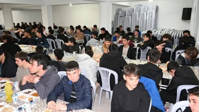Elmalı da Pansiyonda kalan ögrencilere iftar yemegi verildi.