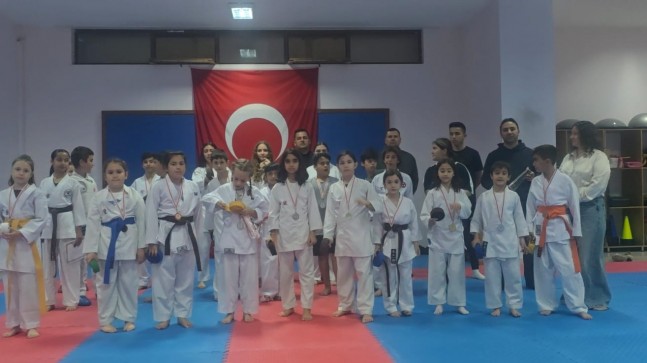 Karateciler kuşak atladı
