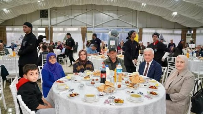 Finike Kaymakamı Musa Kazım Çelik , şehit yakınları gaziler, yetim ve öksüz çocukları ile ailelerini Portakal çiçeği Düğün Salonunda  iftar yemeğinde ağırladı.