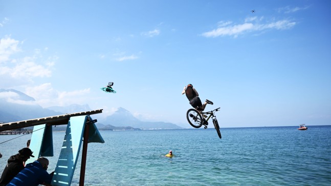 Kemer de Gökyüzünden denize pedal çevirdiler