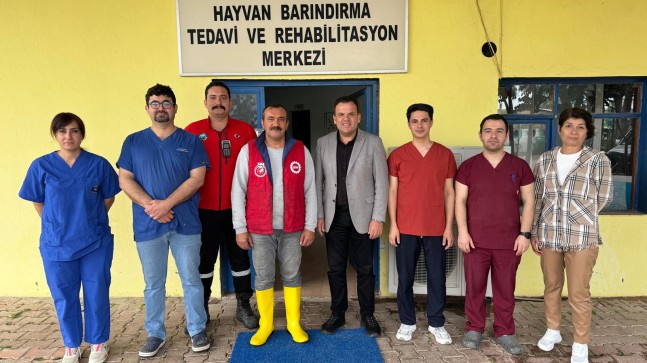 Kemer Belediyesi Başkan yardımcısı Semih Top, 4 Nisan Sokak Hayvanlarını Koruma Günü vesilesi ile Kemer Belediyesi Hayvan Barındırma ve Rehabilitasyon Merkezi’ni ziyaret etti