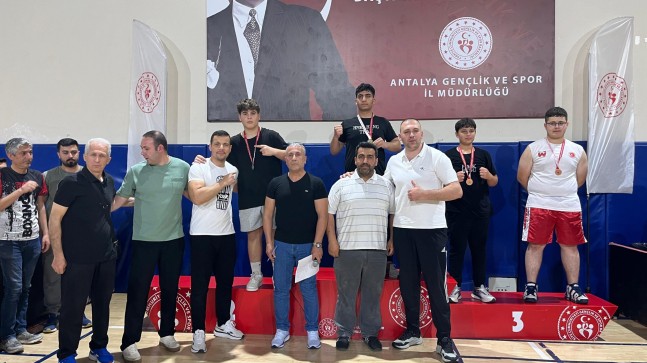 Belediye kick boks sporcularından büyük başarı