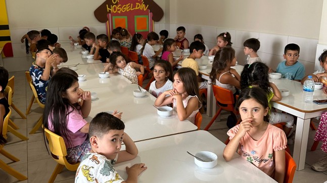 Minik öğrencilere aşure ikramı
