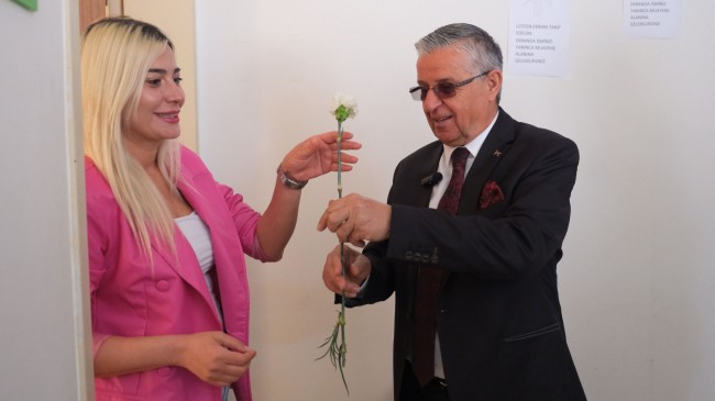 Başkandan Topaloğlu’ndan sağlık çalışanlarına karanfil