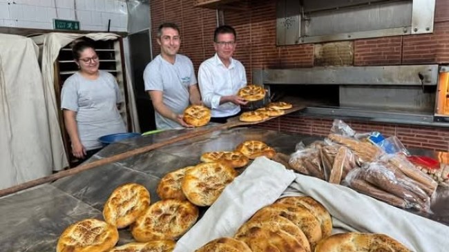 Atay Uslu, Babasının Fırında kürek salladı.