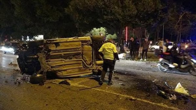 Antalya da Takla atan otomobil karşı şeritten gelen aracın üzerine düştü: 3 yaralı