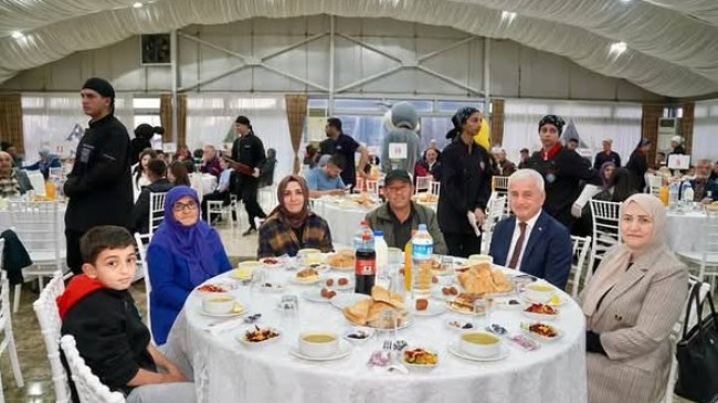 Finike Kaymakamı Musa Kazım Çelik , şehit yakınları gaziler, yetim ve öksüz çocukları ile ailelerini Portakal çiçeği Düğün Salonunda  iftar yemeğinde ağırladı.