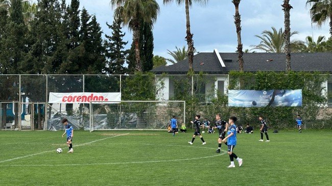 Başkan Topaloğlu’ndan geleceğin futbolcularına ziyaret