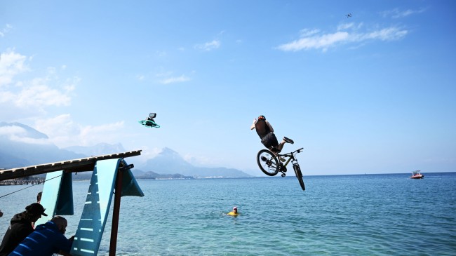 Kemer de Gökyüzünden denize pedal çevirdiler