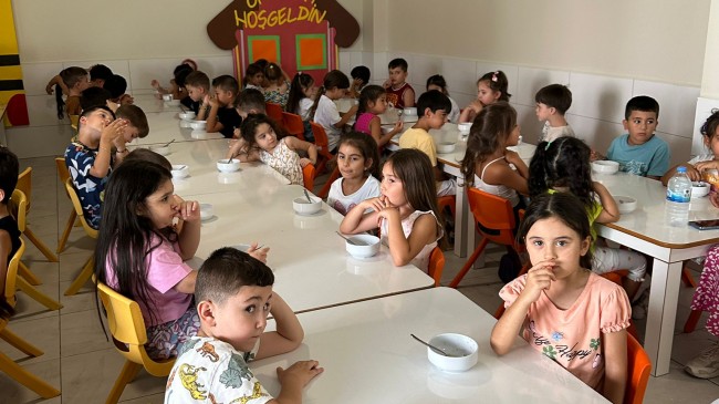 Minik öğrencilere aşure ikramı